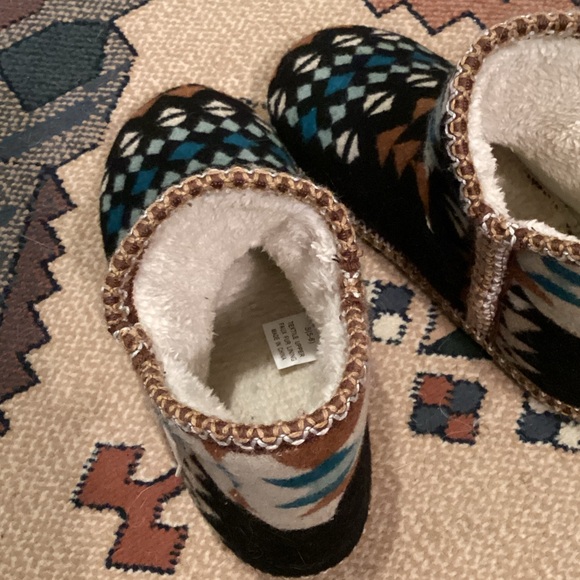 Cozy Geometric Patterned Roxy Slippers - Picture 2 of 4
